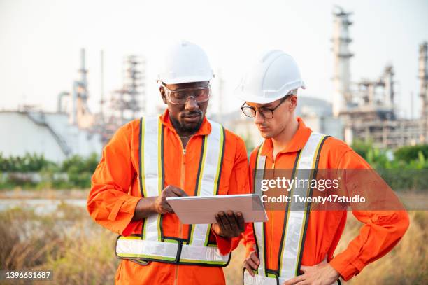 Construction Worker Using Ipad Photos and Premium High Res Pictures ...