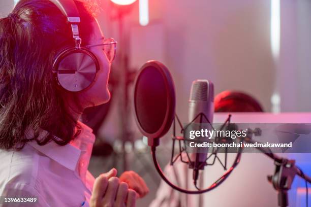 singing woman - låtskrivare bildbanksfoton och bilder