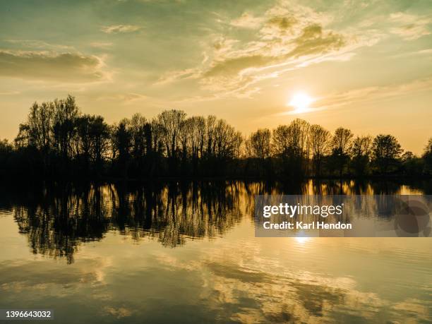 winter sunset in surrey, uk - surrey stock-fotos und bilder