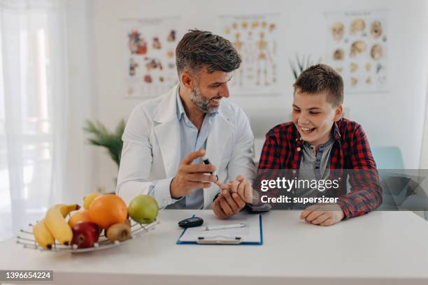 así es como se mide el nivel de azúcar en la sangre - diabetes tipo 1 fotografías e imágenes de stock