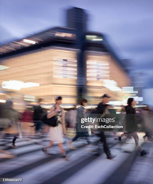 people crossing kawaramachi-dori in kyoto, japan at sunset - contrarreloj refranes fotografías e imágenes de stock