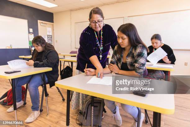 high school teacher teaching - brugklas stockfoto's en -beelden