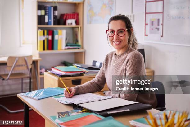 female teacher working in classroom - teachers imagens e fotografias de stock