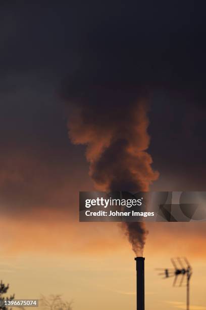 smoke stack emitting smoke into evening sky - air pollution stock pictures, royalty-free photos & images