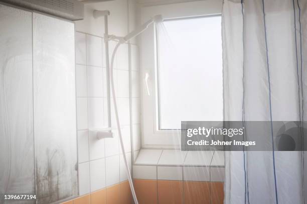 water running from shower head in bathroom - rideau de douche photos et images de collection