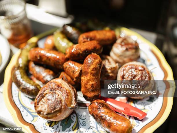 mexican grilled bbq meat variety on the platter - chorizo stockfoto's en -beelden