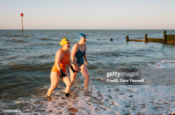 female swimmers by the sea - kent england stockfoto's en -beelden