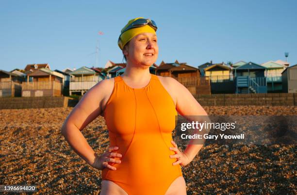 female swimmer by the sea - alleen één oudere vrouw stockfoto's en -beelden