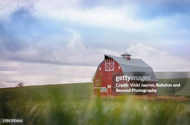 colorful palouse country barn against agricultural fields of the palouse - barn stock-fotos und bilder