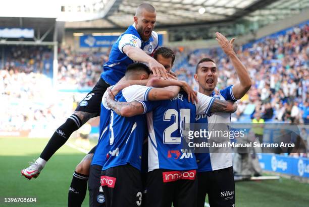 Miguel de la Fuente of Deportivo Alaves celebrates with Victor Laguardia after scoring their side's first goal with team mates during the La Liga...