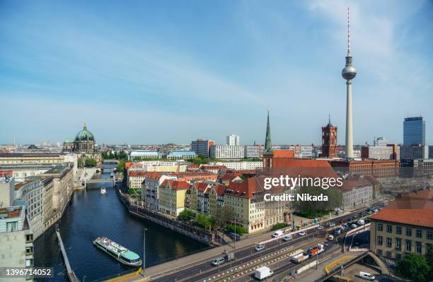 berlin, deutschland skyline an der spree mit fernsehturm - berlin mitte stock-fotos und bilder