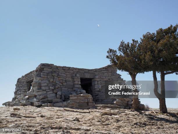 kiwanis cabin, sandia peak, albuquerque, new mexico - sandia mountain wilderness stock pictures, royalty-free photos & images