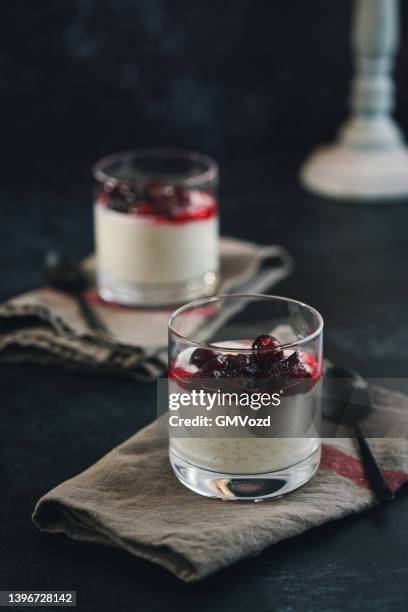 skandinavischer milchreis mit preiselbeeren - milchreis stock-fotos und bilder