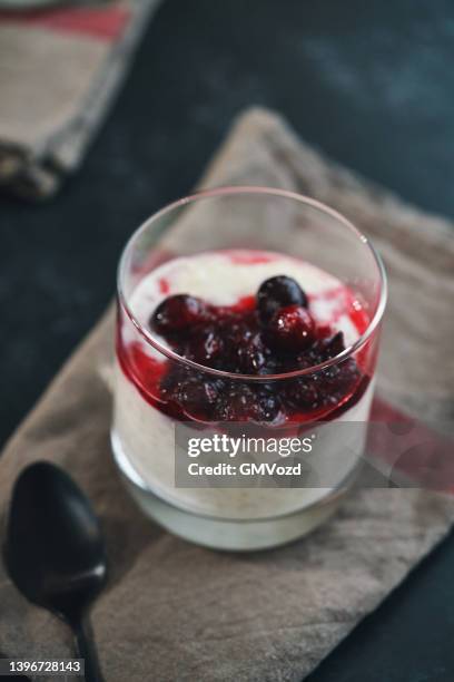 skandinavischer milchreis mit preiselbeeren - milchreis stock-fotos und bilder