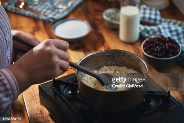 skandinavischen milchreis mit cranberries zubereiten - reispudding stock-fotos und bilder