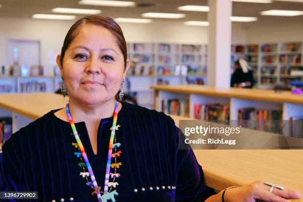 high school teacher in a library - university of utah imagens e fotografias de stock