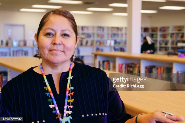 high school teacher in a library - north american tribal culture 個照片及圖片檔