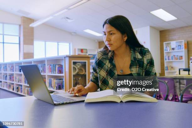 gymnasiast in einer bibliothek - minderheit stock-fotos und bilder