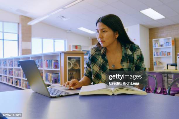 high school student in a library - indian college girl 個照片及圖片檔