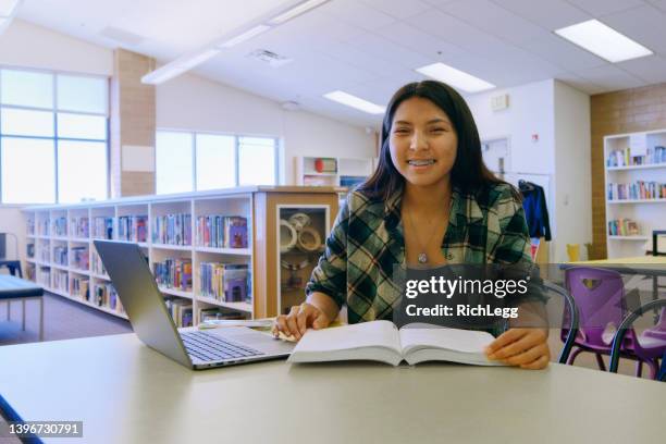 high school student in a library - university of utah imagens e fotografias de stock