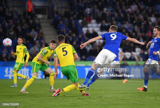 Jamie Vardy of Leicester City scores their side's first goal during the Premier League match between Leicester City and Norwich City at The King...