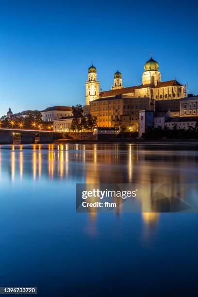 passau blue hour - st. stephen's cathedral (bavaria/ germany) - local landmark stock-fotos und bilder