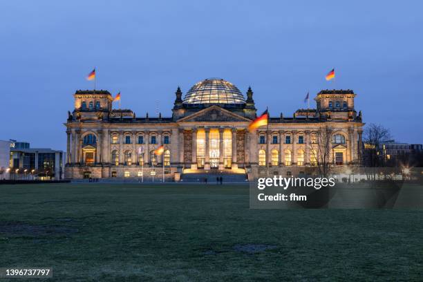 reichstag building at blue hour (german parliament building) - berlin, germany - bundestag stock pictures, royalty-free photos & images