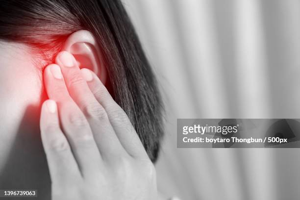 health problems,women have a lot of pain in the ears - ohrenschmerzen stock-fotos und bilder