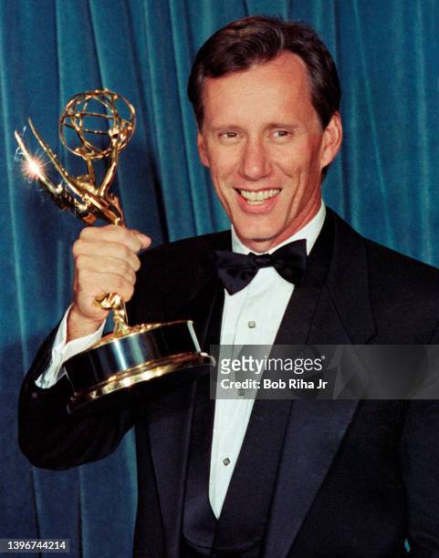 Emmy Winner James Woods backstage at the Emmy Awards Show, September 17, 1989 in Pasadena, California.