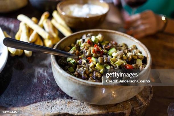 tigela com caponata e vários alimentos - aubergine - fotografias e filmes do acervo