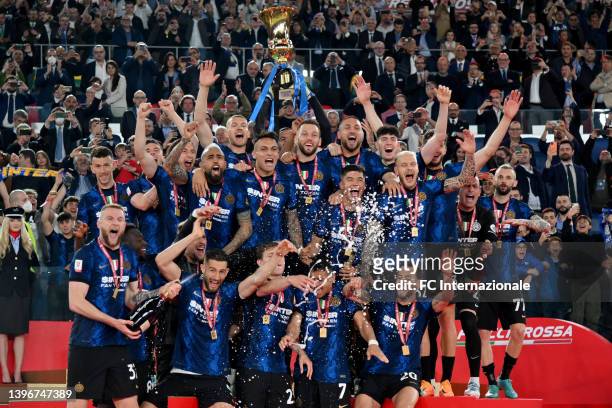 Samir Handanovic FC Internazioanle lifts the trophy after winning the Coppa Italia Final match between Juventus and FC Internazionale at Stadio...