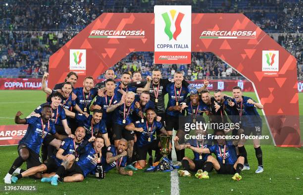 Players of FC Internazionale celebrate with the Coppa Italia trophy following victory in the Coppa Italia Final match between Juventus and FC...