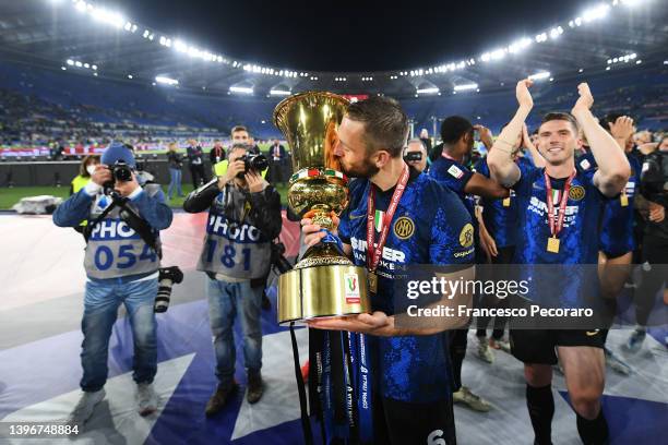 Stefan de Vrij of FC Internazionale kisses the Coppa Italia trophy following victory in the Coppa Italia Final match between Juventus and FC...