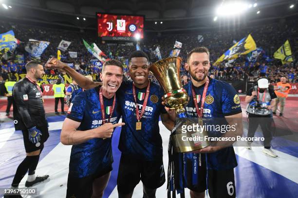 Robin Gosens, Denzel Dumfries and Stefan de Vrij of FC Internazionale celebrate with the Coppa Italia trophy following victory in the Coppa Italia...