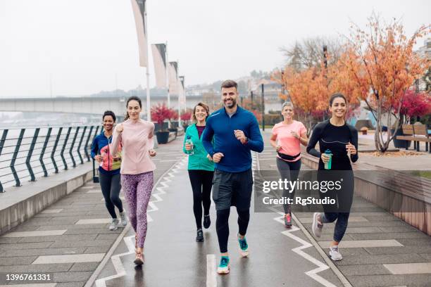 group of runners training on a rainy day - sports training drill 個照片及圖片檔