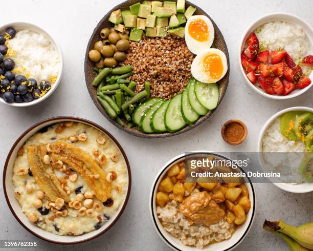 bowls of porridge. healthy breakfast - buckwheat stockfoto's en -beelden