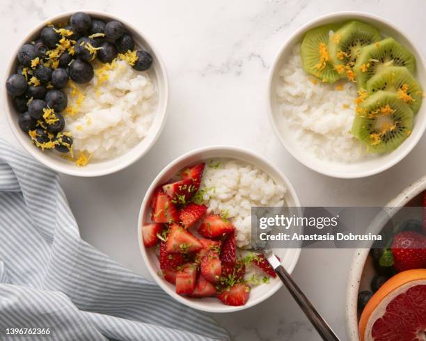 sana colazione con porridge di riso in ciotola con frutta. - scorza di limone foto e immagini stock