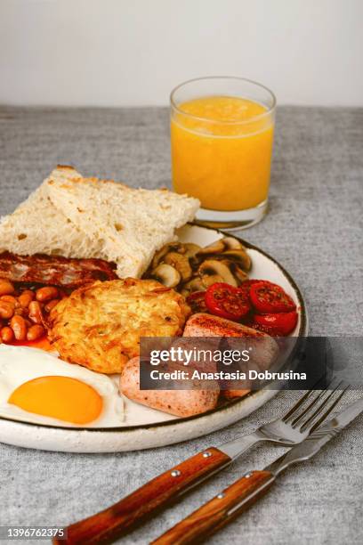 traditional full english breakfast - engelsk frukost bildbanksfoton och bilder