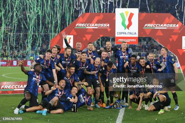 Internazionale celebrates with the trophy following the 4-2 victory in the Coppa Italia Final match between Juventus and FC Internazionale at Stadio...