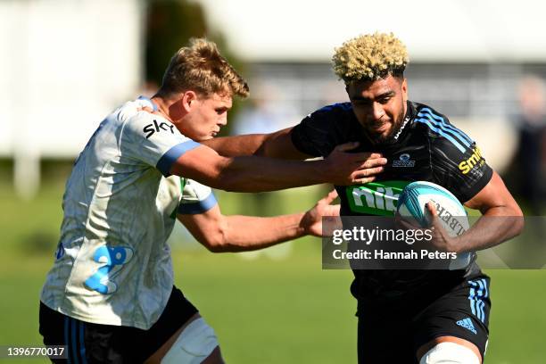 Hoskins Sotutu runs through drills during a Blues Super Rugby Pacific training session at Blues HQ on May 12, 2022 in Auckland, New Zealand.