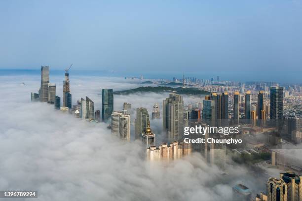 qingdao city skyline in the mist - 山東省 個照片及圖片檔