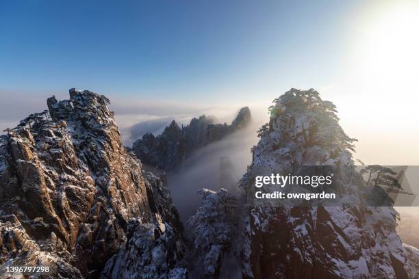 winter sunrise landscape in huangshan national park - unesco georganiseerde groep stockfoto's en -beelden