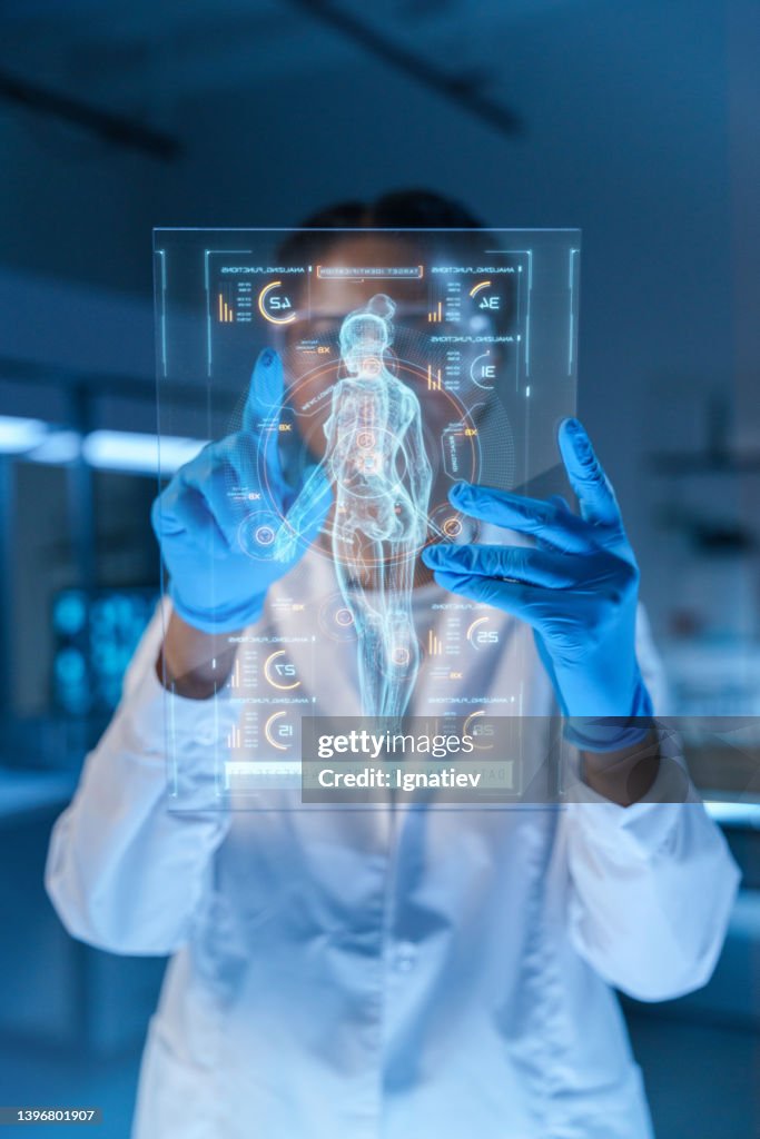 Ein kleines HUD mit einem menschlichen Körperbild und einem Wissenschaftler oder einem Arzt, der damit arbeitet