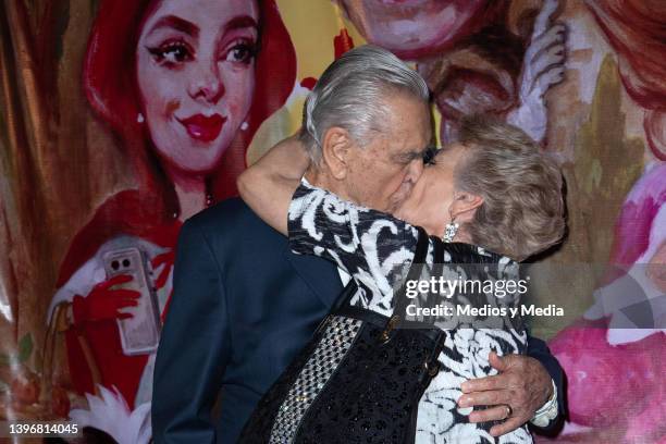 Eric del Castillo kiss his wife Kate Trillo pose for photo during premier function of Caperucita, Que onda con tu abuelita play, at Teatro Silvia...