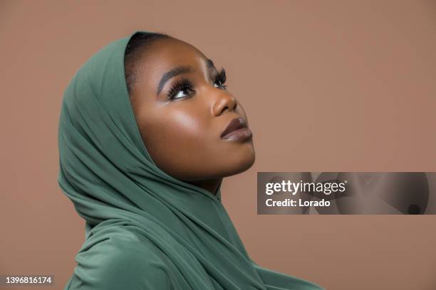 beautiful muslim woman wearing hijab in a studio shot - hijab fashion stockfoto's en -beelden