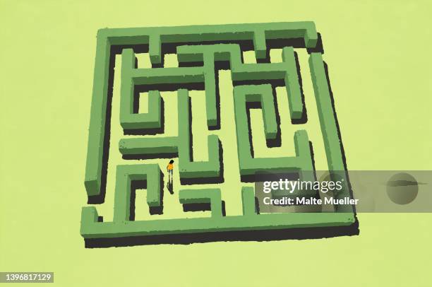 stockillustraties, clipart, cartoons en iconen met woman walking in labyrinth - verdwaald