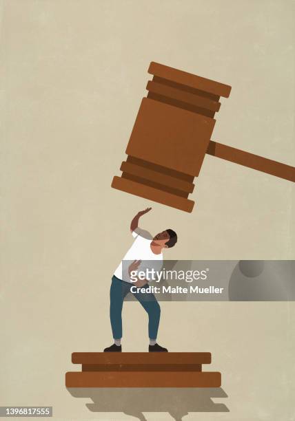 large legal gavel looming over afraid man - judgement 幅插畫檔、美工圖案、卡通及圖標
