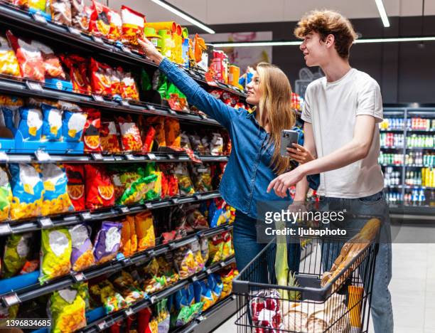 lebensmittelgeschäfteinkaufen. - couple in supermarket stock-fotos und bilder