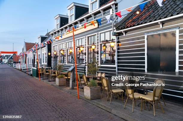 outdoors cafe in marken village, holland - ijsselmeer stock pictures, royalty-free photos & images
