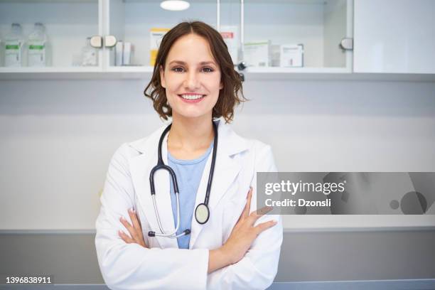 doctor working at the hospital - jaleco imagens e fotografias de stock